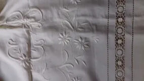 Parure Draps anciens brodés avec monogramme